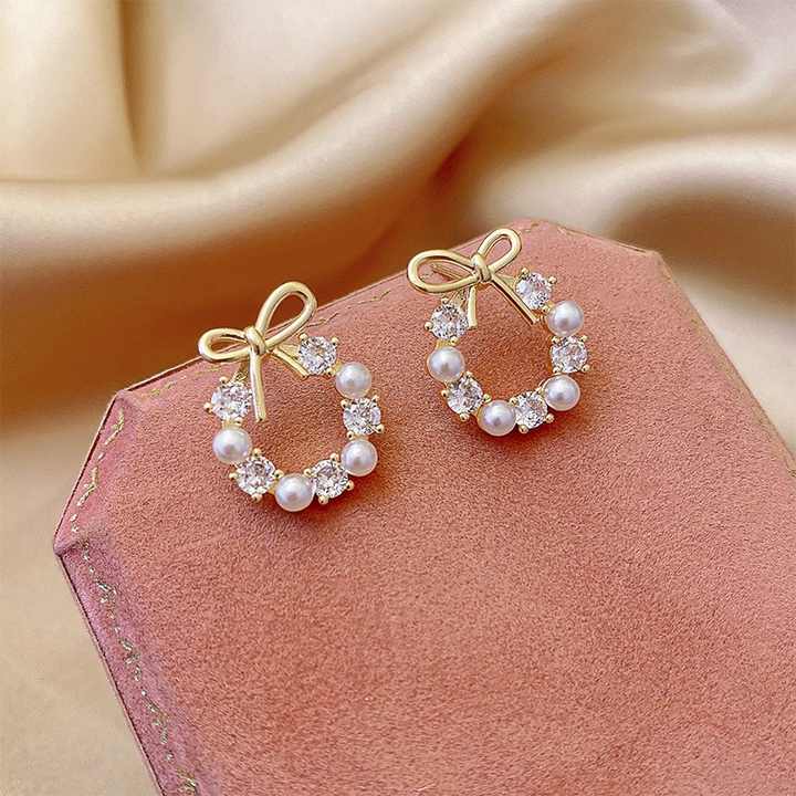 Business Chic White Pearls Stud Earring
