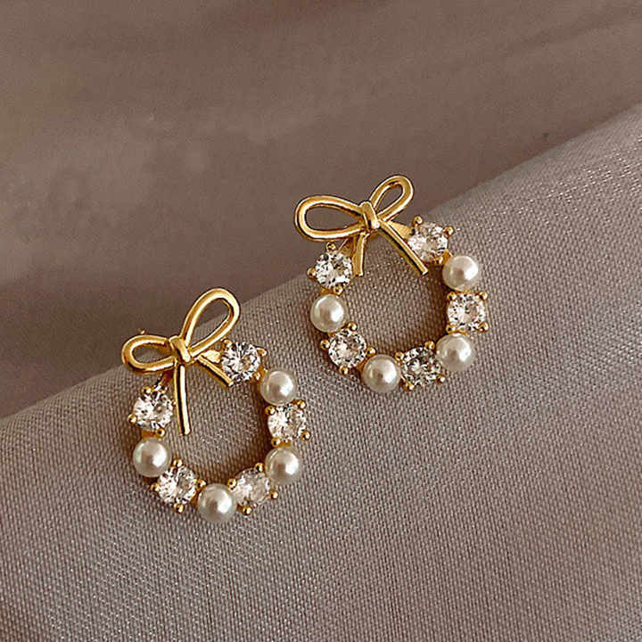 Business Chic White Pearls Stud Earring